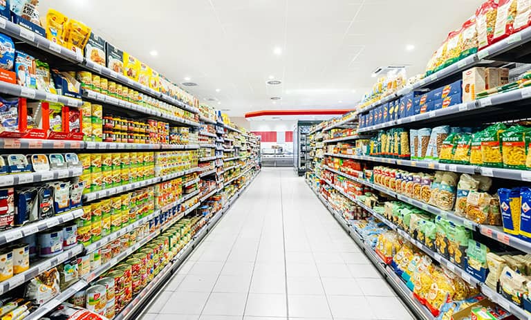 چیدمان اصولی قفسههای سوپرمارکت و دسترسی آسان مشتریان چیدمان اصولی قفسههای سوپرمارکت و دسترسی آسان مشتریان